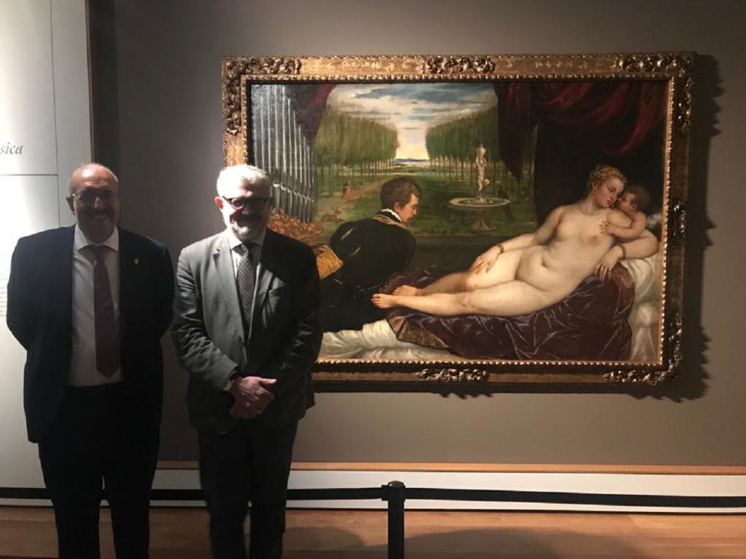 El presidente de la DPT, Manolo Rando, y el director del Museo del Prado, Miguel Falomir, con la obra de Tiziano en el Museo de Teruel El presidente de la DPT, Manolo Rando, y el director del Museo del Prado, Miguel Falomir, con la obra de Tiziano en el Museo de Teruel