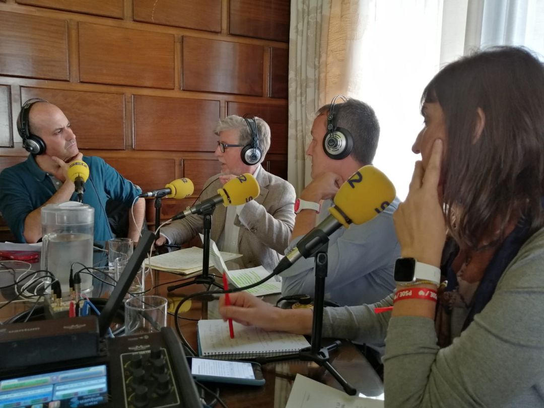 Plaza Pública, con Juanjo Hernández, desde el Ayuntamiento de Zaragoza, con Pedro Santisteve (Zaragoza en Común), Fernando Rivarés (Podemos - Equo) y Lola Ranera (PSOE) Plaza Pública, con Juanjo Hernández, desde el Ayuntamiento de Zaragoza, con Pedro Santisteve (Zaragoza en Común), Fernando Rivarés (Podemos - Equo) y Lola Ranera (PSOE)