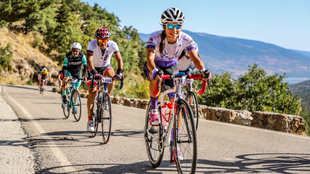 Beatriz Vargas, al frente del pelotón ciclista almeriense