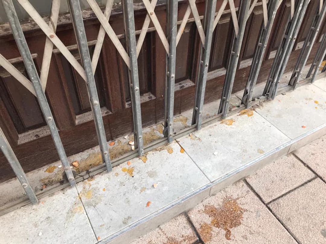 Atacan con huevos la sede del PP en Alcázar Atacan con huevos la sede del PP en Alcázar