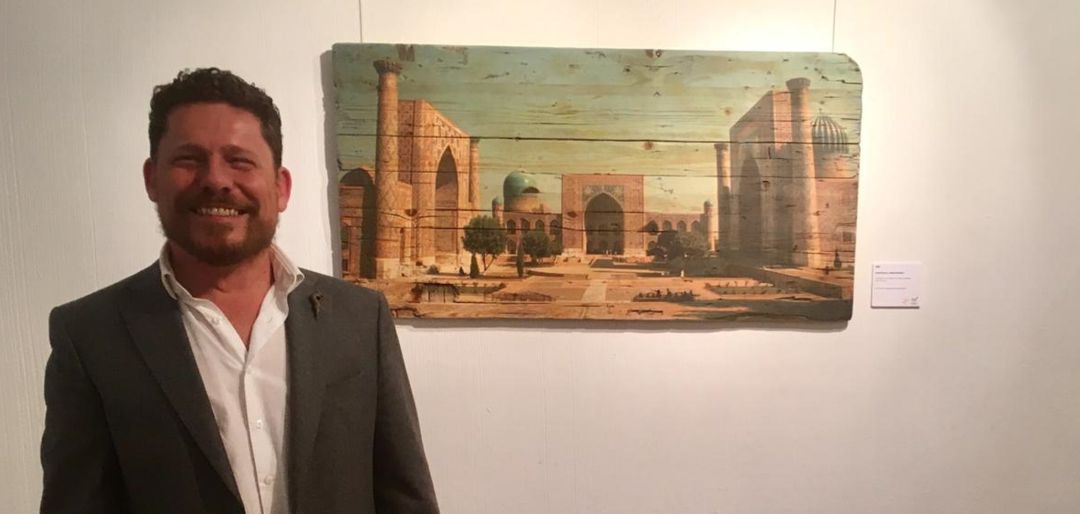 Alberto Rubio junto a uno de sus cuadros en la exposición 'Fysikó' que se puede ver en el Museo de la Semana Santa de Cuenca hasta el 10 de noviembre. Alberto Rubio junto a uno de sus cuadros en la exposición 'Fysikó' que se puede ver en el Museo de la Semana Santa de Cuenca hasta el 10 de noviembre.