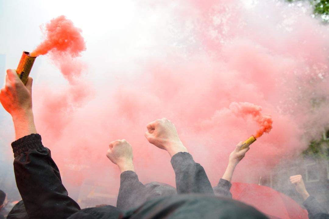 Europa incrementa la seguridad en el exterior de los estadios y prohíbe el uso de material pirotécnico Europa incrementa la seguridad en el exterior de los estadios y prohíbe el uso de material pirotécnico