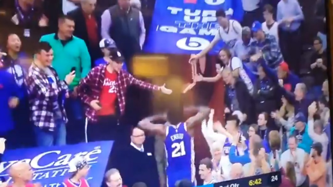 La madre de Karl-Anthony Towns se fue a por Embiid tras la pelea