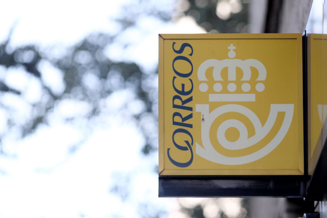 Cartel de Correos en lo alto de una oficina de Madrid. Cartel de Correos en lo alto de una oficina de Madrid.