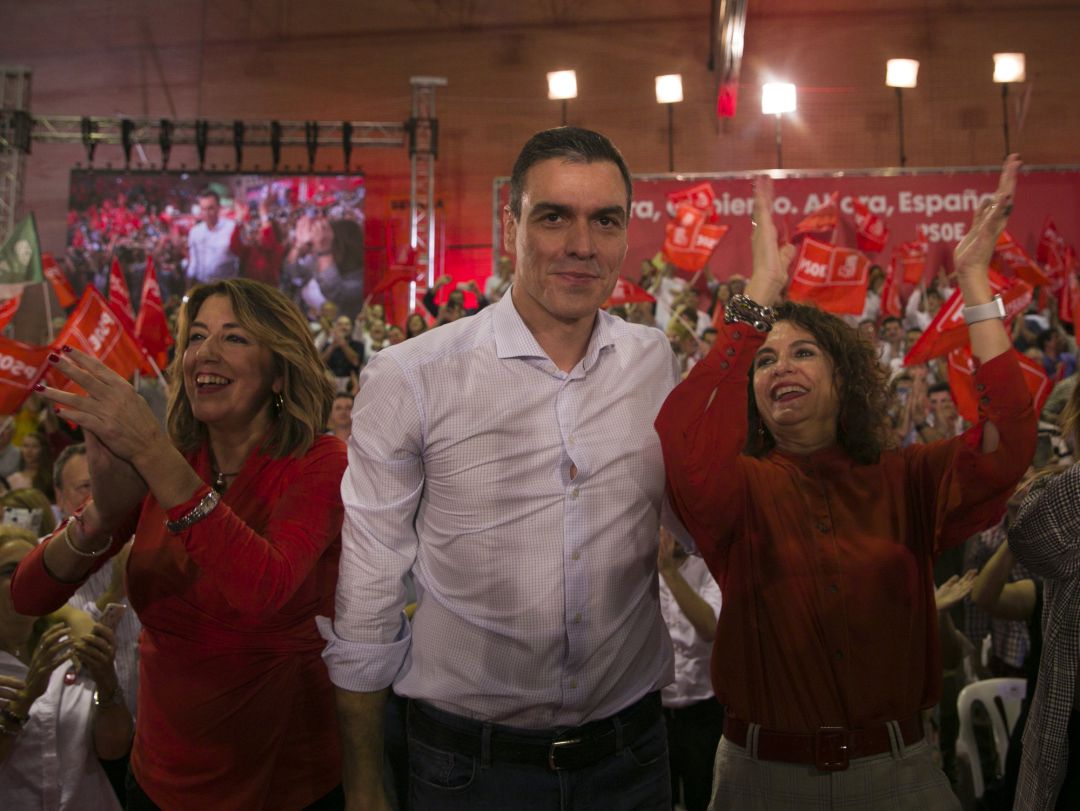 Acto de inicio de campaña del secretario general del PSOE y presidente del Gobierno en funciones, Pedro Sánchez (c). En la imagen, junto a la secretaria general del PSOE-A, Susana Díaz (i) y la ministra de Hacienda en funciones, María Jesús Montero (d). Acto de inicio de campaña del secretario general del PSOE y presidente del Gobierno en funciones, Pedro Sánchez (c). En la imagen, junto a la secretaria general del PSOE-A, Susana Díaz (i) y la ministra de Hacienda en funciones, María Jesús Montero (d).