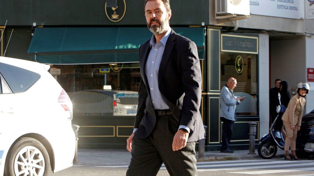 Miguel López, yerno de María del Carmen Martínez, y único acusado del crimen, junto a los juzgados de Pardo Gimeno, donde se reanudará el lunes el juicio. Miguel López, yerno de María del Carmen Martínez, y único acusado del crimen, junto a los juzgados de Pardo Gimeno, donde se reanudará el lunes el juicio.