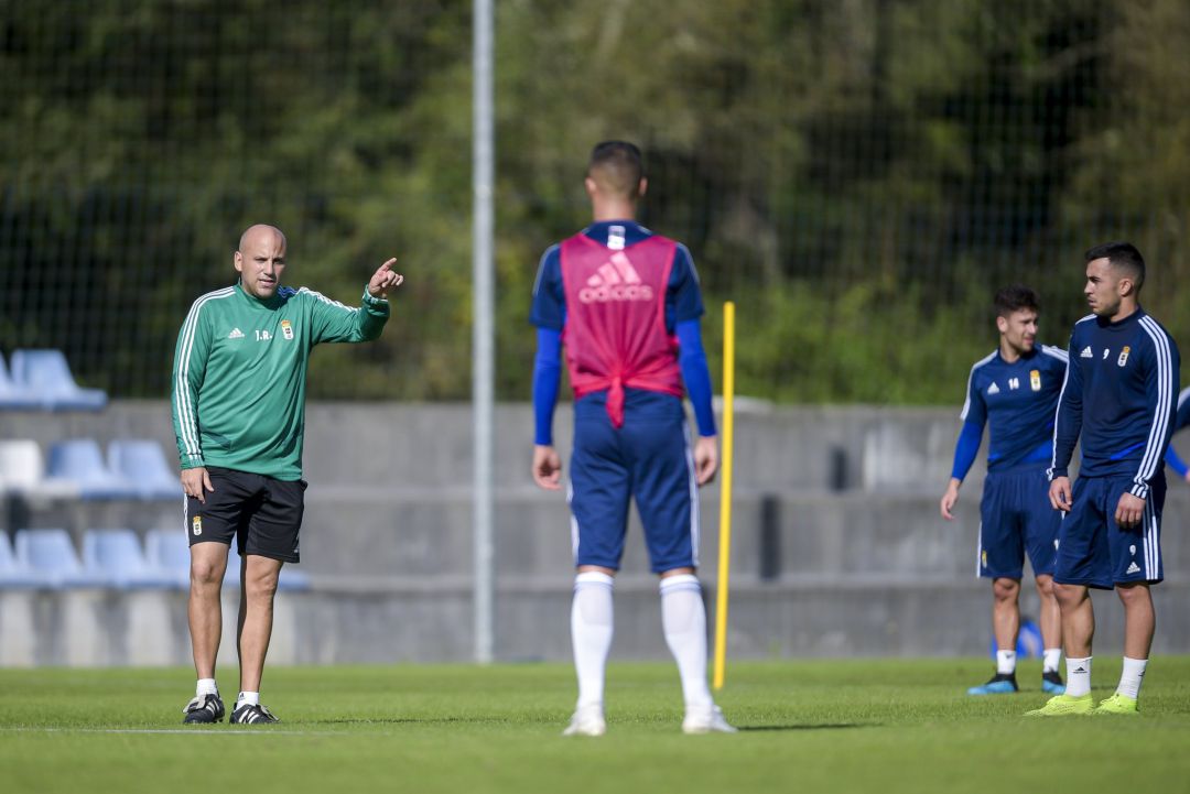 Rozada dando unas indicaciones durante el entrenamiento Rozada dando unas indicaciones durante el entrenamiento
