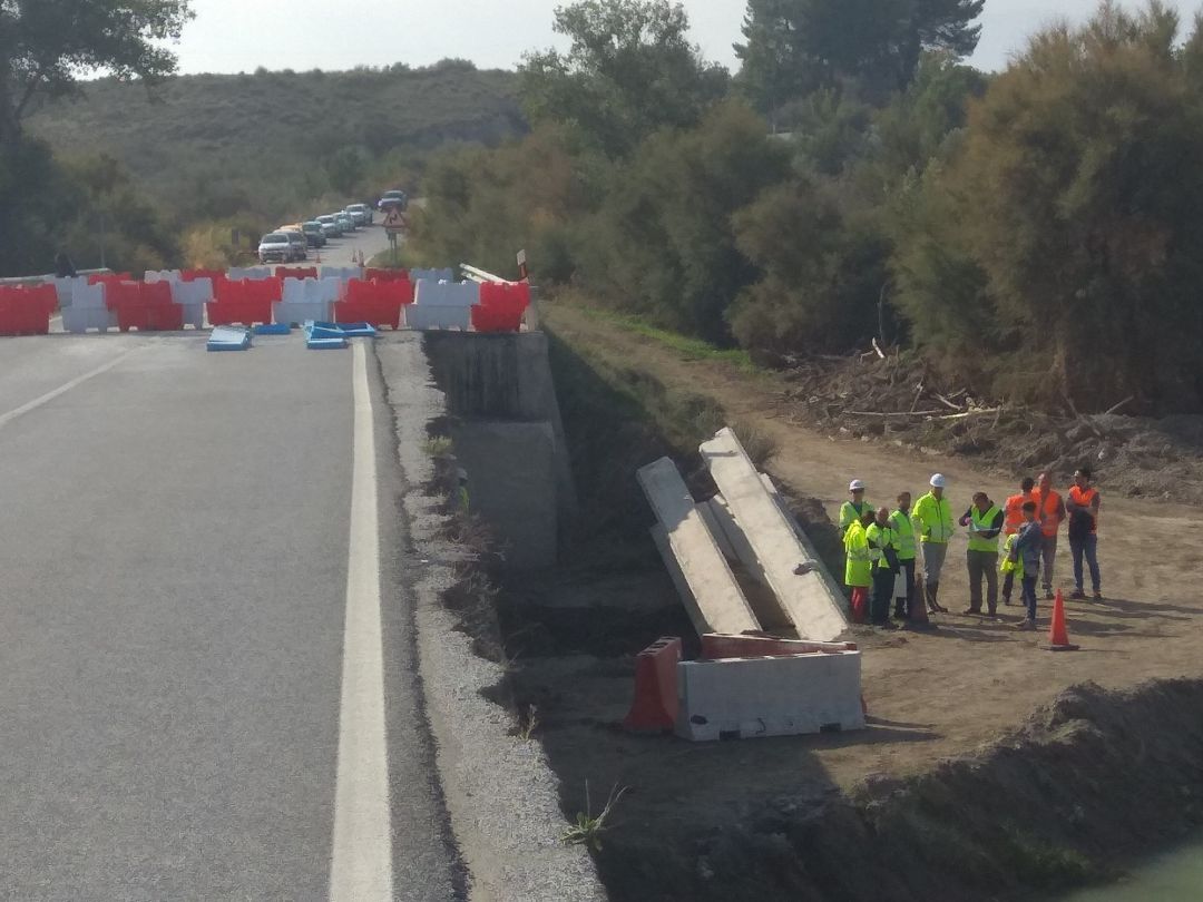Preparación de las obras de reconstrucción del puente sobre el río Baza Preparación de las obras de reconstrucción del puente sobre el río Baza