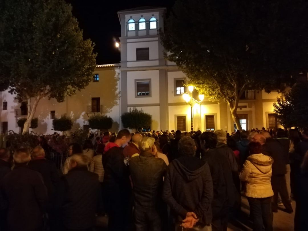 Concentración vecinal en contra de la subida de tasas municipales en Baza Concentración vecinal en contra de la subida de tasas municipales en Baza