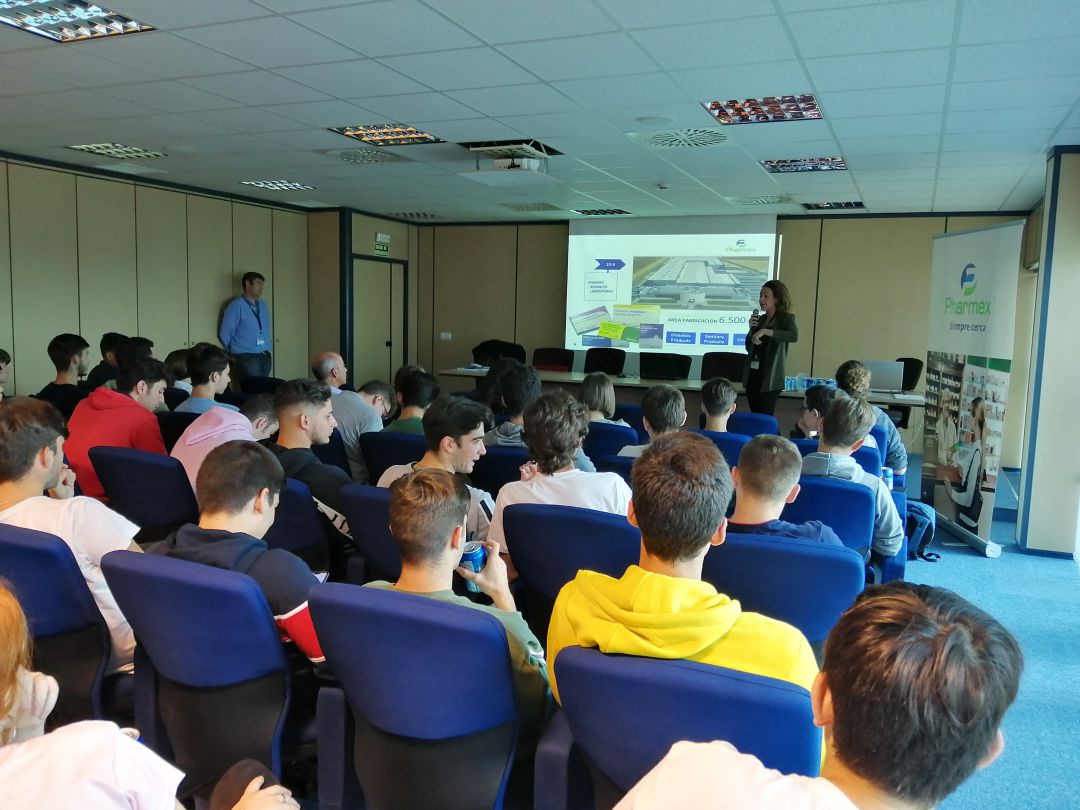 Alumnos de Almodóvar del Río atienden a una charla informativa en los laboratorios de Pharmex Alumnos de Almodóvar del Río atienden a una charla informativa en los laboratorios de Pharmex