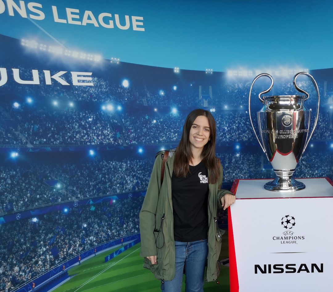 Una de las aficionadas que ya se ha podido hacer la foto con la auténtica Champions League. Una de las aficionadas que ya se ha podido hacer la foto con la auténtica Champions League.