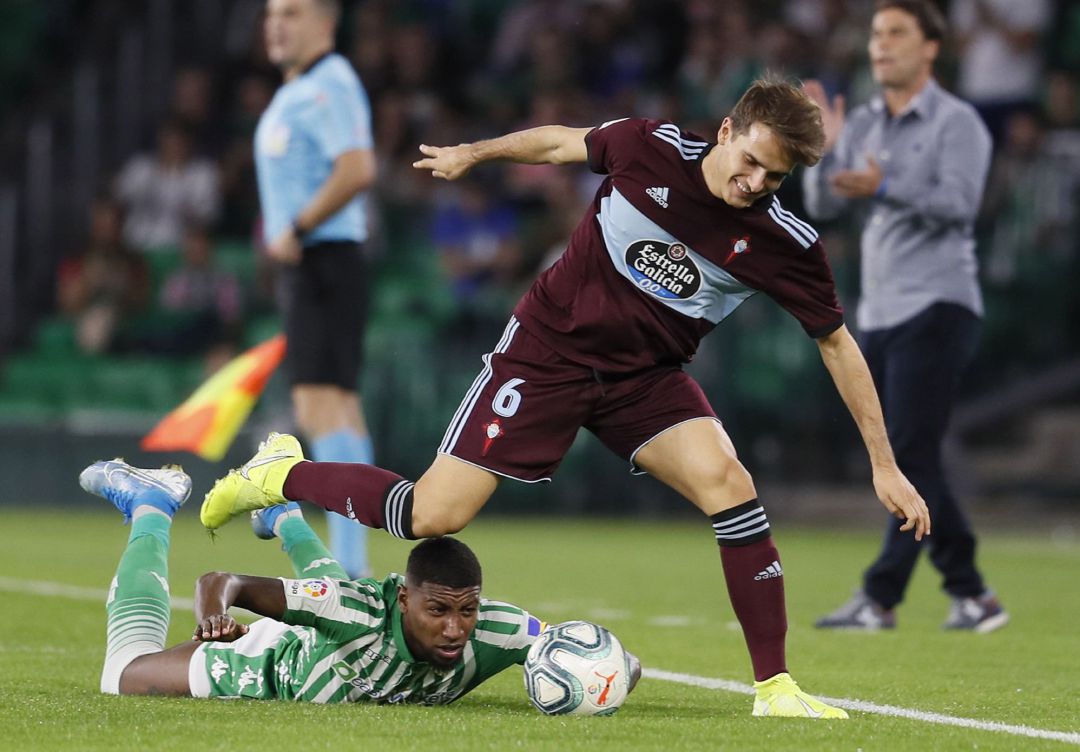 Denis Suárez intenta irse de Emerson Denis Suárez intenta irse de Emerson