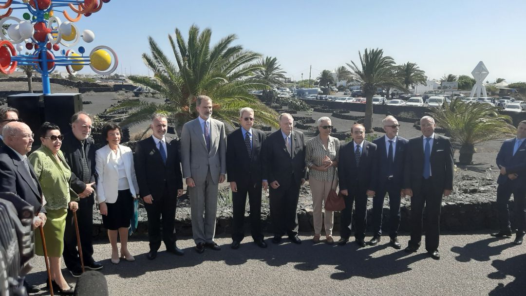 El Rey Felipe VI junto a los hermanos de César Manrique y autoridades en Taro de Tahiche. El Rey Felipe VI junto a los hermanos de César Manrique y autoridades en Taro de Tahiche.