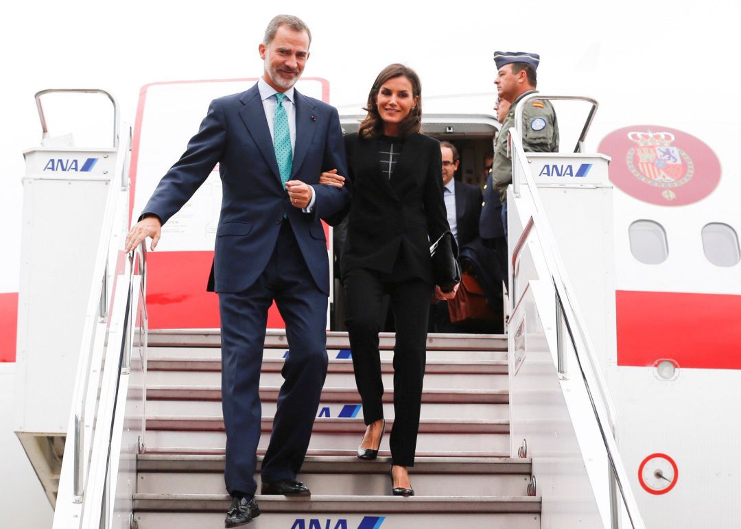 Imagen facilitada por la Casa de S.M. El Rey de los reyes, Felipe VI y doña Letizia, a su llegada a Japón el pasado 21 de octubre. Imagen facilitada por la Casa de S.M. El Rey de los reyes, Felipe VI y doña Letizia, a su llegada a Japón el pasado 21 de octubre.
