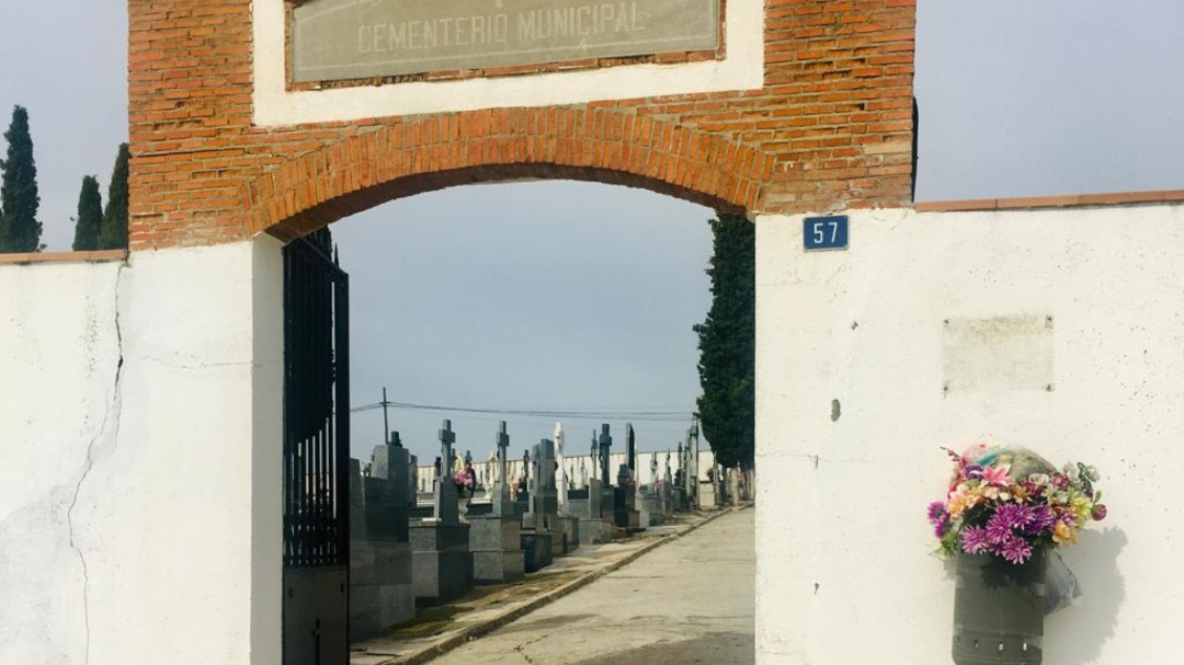 Trabajando en un cementerio desde los 10 años: una saga de enterradores por vocación