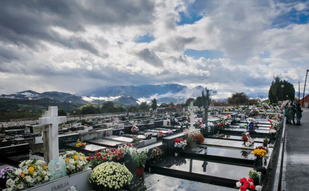 La lluvia acompañó a las familias en la visita al cementerio La lluvia acompañó a las familias en la visita al cementerio