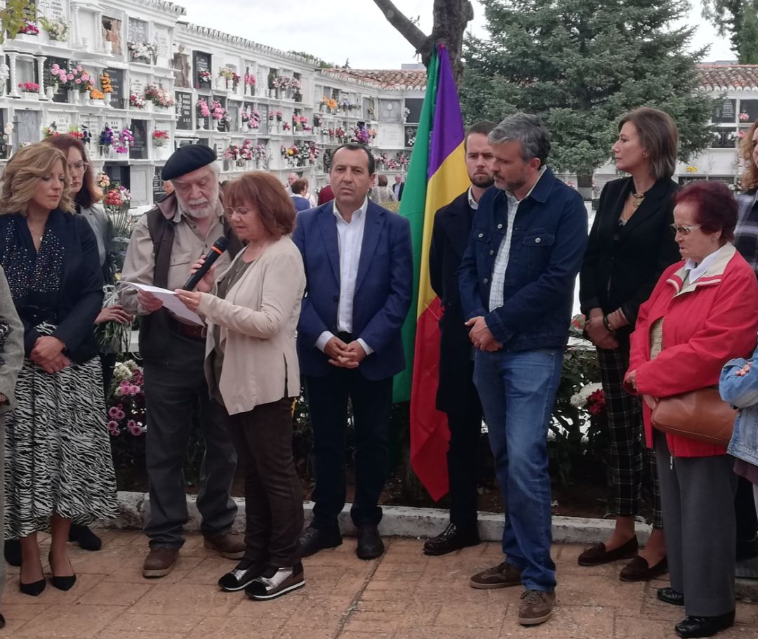 Momento del acto en homenaje a las víctimas del franquismo en el que también han participado miembros del PSOE Momento del acto en homenaje a las víctimas del franquismo en el que también han participado miembros del PSOE