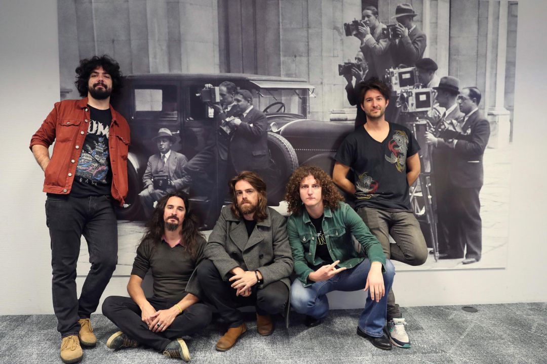 Los componentes del grupo Derby Motoreta's Burrito Kachimba posan durante una entrevista en la sede de la Agencia Efe en Madrid. Se han convertido para una parte cada vez más importante de la crítica musical en el gran fenómeno rock español con su reivindicación de la psicodelia y de lo quinqui. Los componentes del grupo Derby Motoreta's Burrito Kachimba posan durante una entrevista en la sede de la Agencia Efe en Madrid. Se han convertido para una parte cada vez más importante de la crítica musical en el gran fenómeno rock español con su reivindicación de la psicodelia y de lo quinqui.