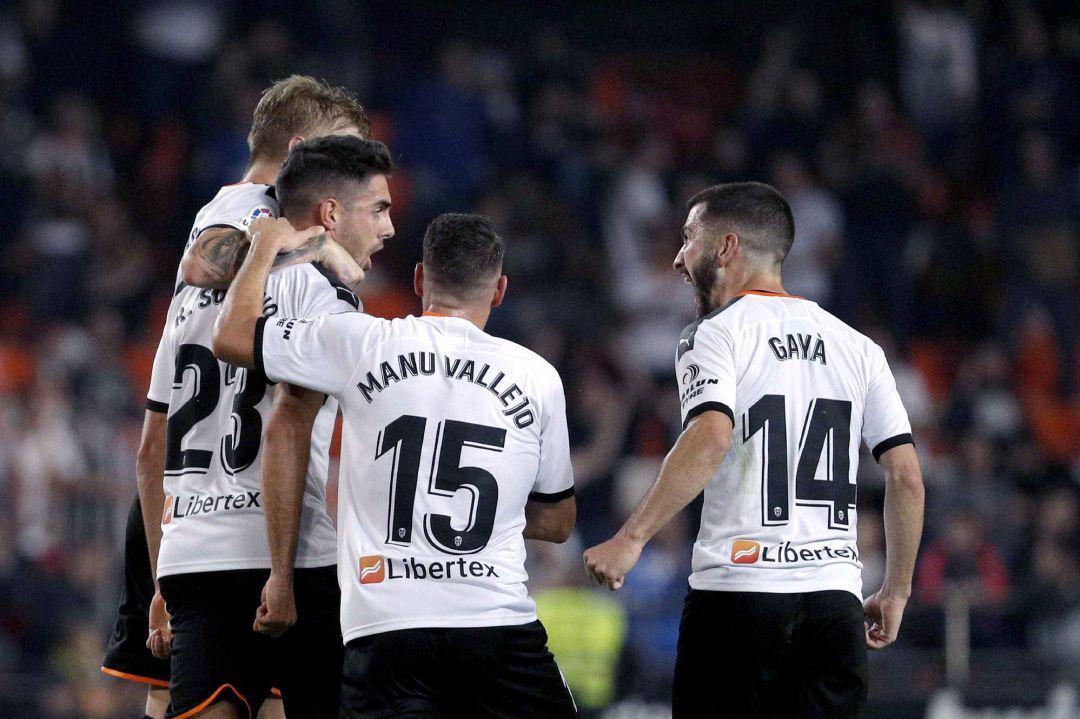 El delantero del Valencia CF Rubén Sobrino celebra un gol con sus compañeros El delantero del Valencia CF Rubén Sobrino celebra un gol con sus compañeros