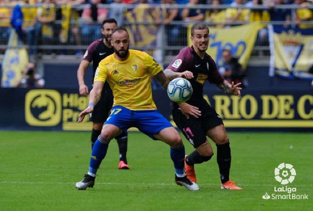 Isma Cerro intenta disputar un balón Isma Cerro intenta disputar un balón
