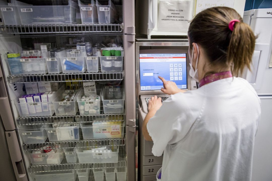 Enfermera prepara medicación en el Servicio Enfermero del servicio de urgencias pediátricas del Hospital Universitario Vall d'Hebron. Enfermera prepara medicación en el Servicio Enfermero del servicio de urgencias pediátricas del Hospital Universitario Vall d'Hebron.