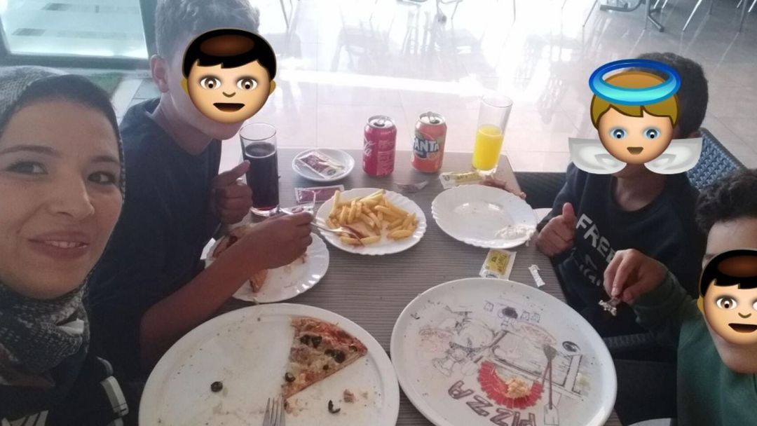 Nur Houda, con los tres niños comiendo en una pizzería tras el incidente en una foto colgada en sus redes sociales
Nur Houda, con los tres niños comiendo en una pizzería tras el incidente en una foto colgada en sus redes sociales