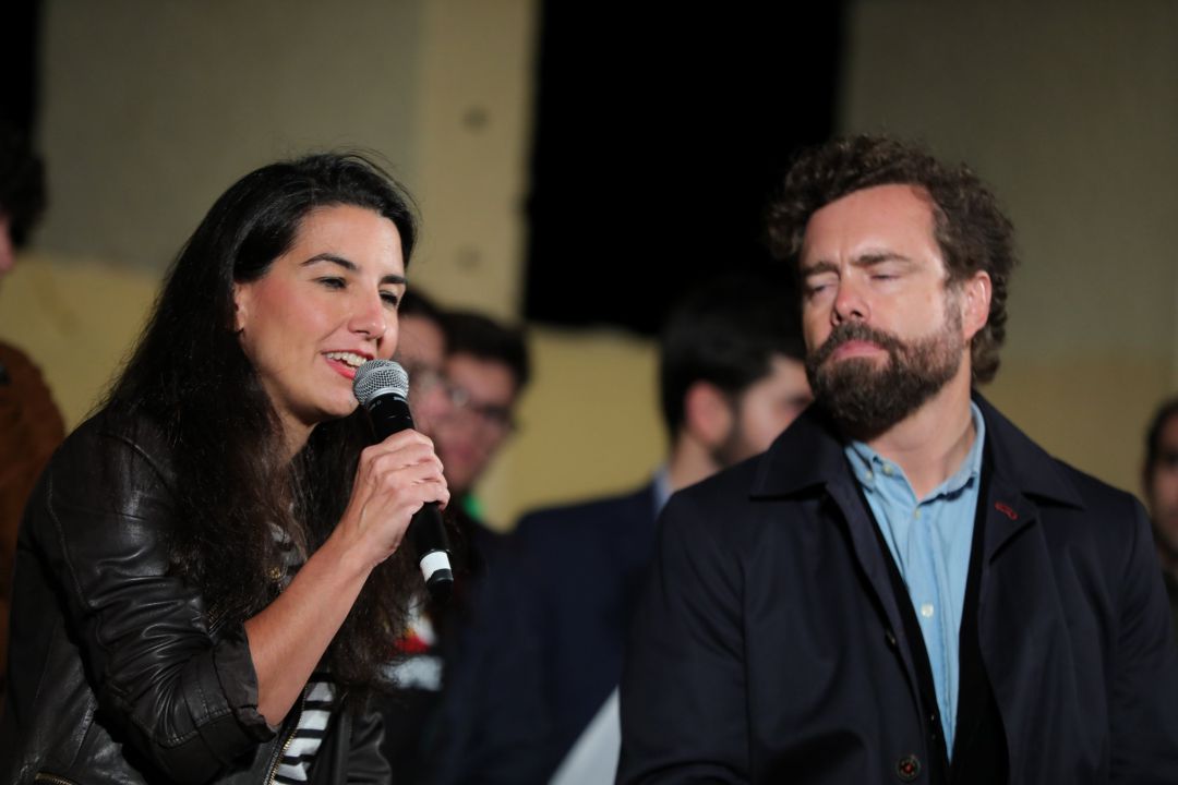 La portavoz de Vox en la Asamblea de Madrid, Rocío Monasterio, y el portavoz de Vox en el Congreso, Iván Espinosa de los Monteros, en un acto de Vox con jóvenes en Madrid. La portavoz de Vox en la Asamblea de Madrid, Rocío Monasterio, y el portavoz de Vox en el Congreso, Iván Espinosa de los Monteros, en un acto de Vox con jóvenes en Madrid.