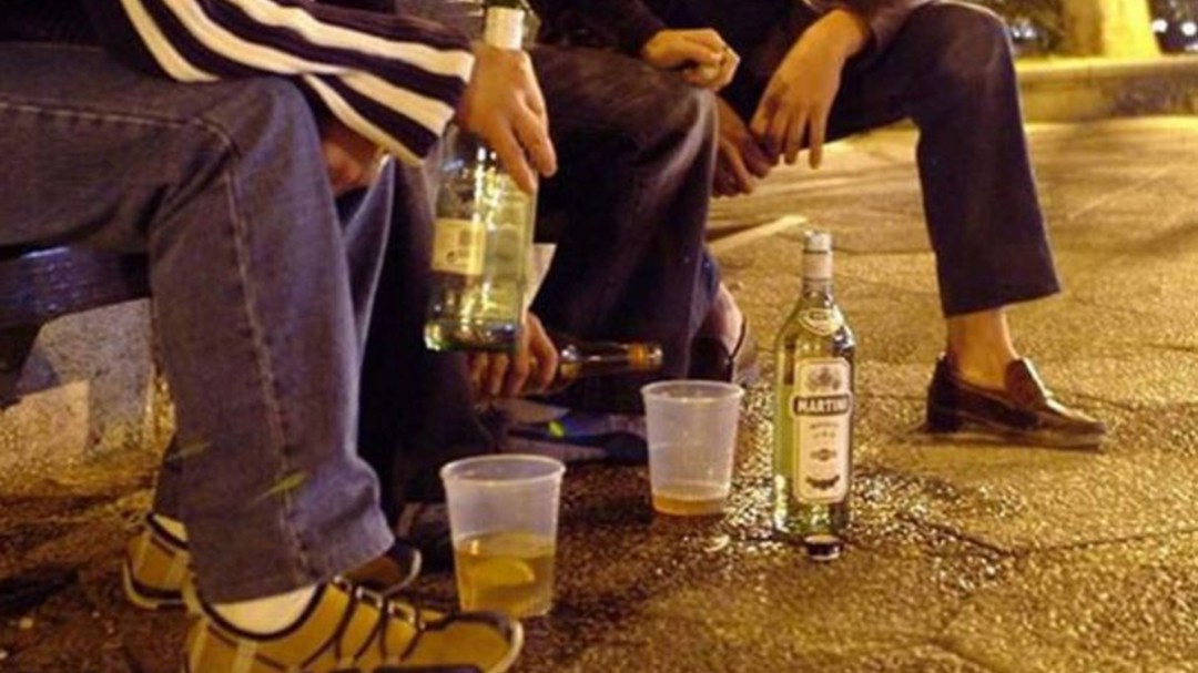 Detenido un menor por atentar contra un policía local en un operativo contra el botellón