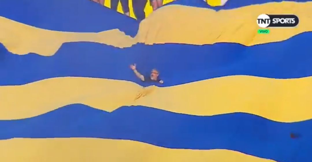 Un aficionado de Rosario en medio de un tifo Un aficionado de Rosario en medio de un tifo