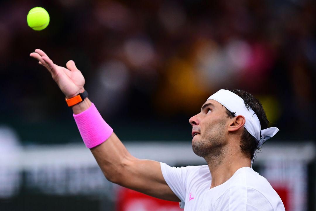 Nadal se prepara para sacar en el partido contra Kyrgios Nadal se prepara para sacar en el partido contra Kyrgios