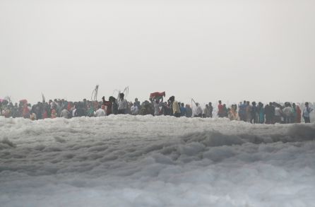 Hindúes en el río Yamuna, lleno de espuma. Hindúes en el río Yamuna, lleno de espuma.