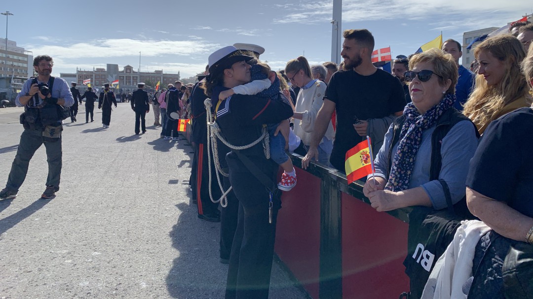El Juan Sebastián de Elcano se marcha con el abrazo de Cádiz
