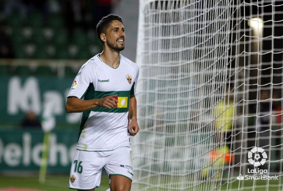 Fidel Chaves celebra uno de sus tres goles al Mirandés Fidel Chaves celebra uno de sus tres goles al Mirandés
