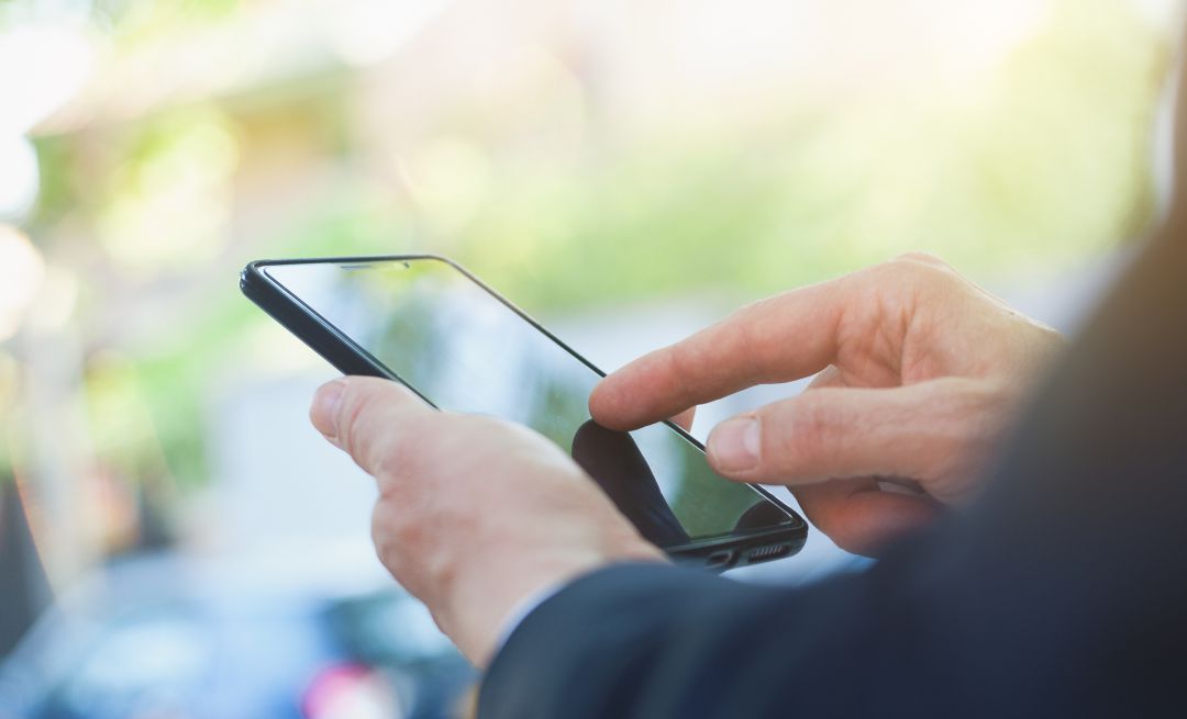 Un usuario utilizando su teléfono móvil. Un usuario utilizando su teléfono móvil.