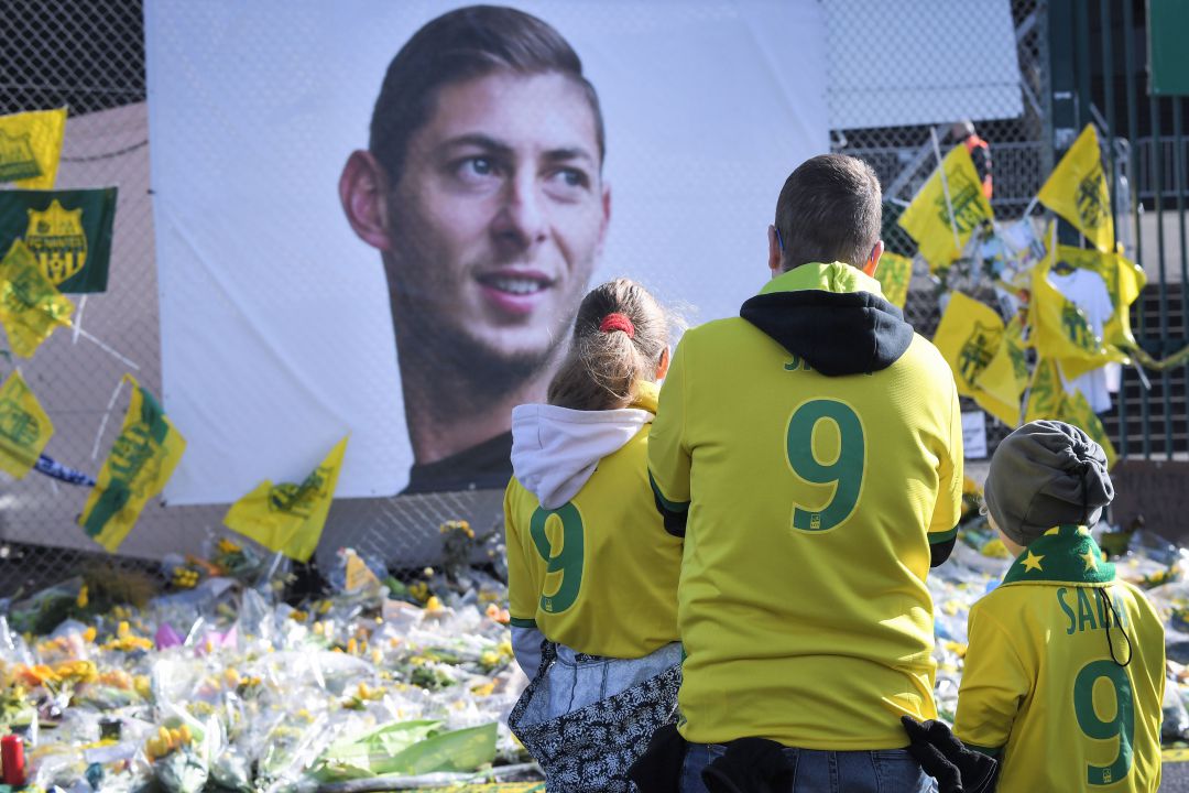 Aficionados del Nantes rinden un homaneje al fallecido Emiliano Sala. Aficionados del Nantes rinden un homaneje al fallecido Emiliano Sala.