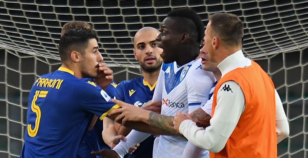 Mario Balotelli, durante el partido en Verona en el que sufrió gritos racistas Mario Balotelli, durante el partido en Verona en el que sufrió gritos racistas