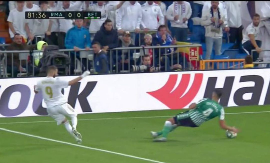 Momento en que Feddal intercepta un centro de Benzema con la mano Momento en que Feddal intercepta un centro de Benzema con la mano