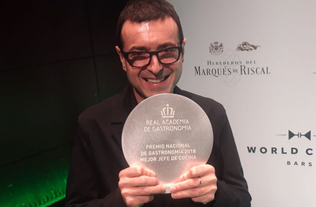 Ricard Camarena, posando con su Premio Nacional de Gastronomía. Ricard Camarena, posando con su Premio Nacional de Gastronomía.