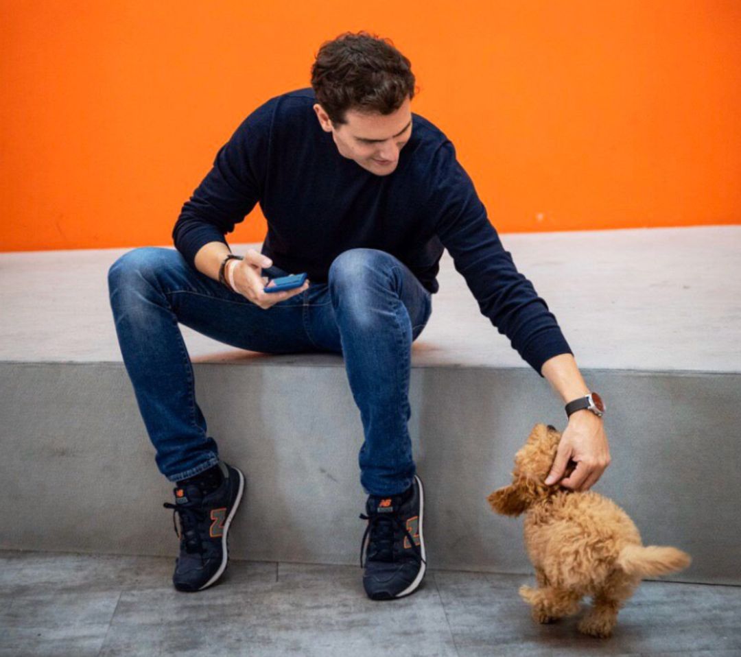 Esta campaña tan corta y que en verdad se ha hecho tan larga deja de momento un puñado de sondeos y el vídeo viral de Albert Rivera con el perro Lucas Esta campaña tan corta y que en verdad se ha hecho tan larga deja de momento un puñado de sondeos y el vídeo viral de Albert Rivera con el perro Lucas