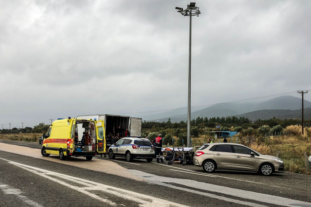 La policía y los servicios de emergencia trabajan donde se han encontrado a 41 migrantes en un camión refrigerado cerca de la localida griega de Xanthi La policía y los servicios de emergencia trabajan donde se han encontrado a 41 migrantes en un camión refrigerado cerca de la localida griega de Xanthi