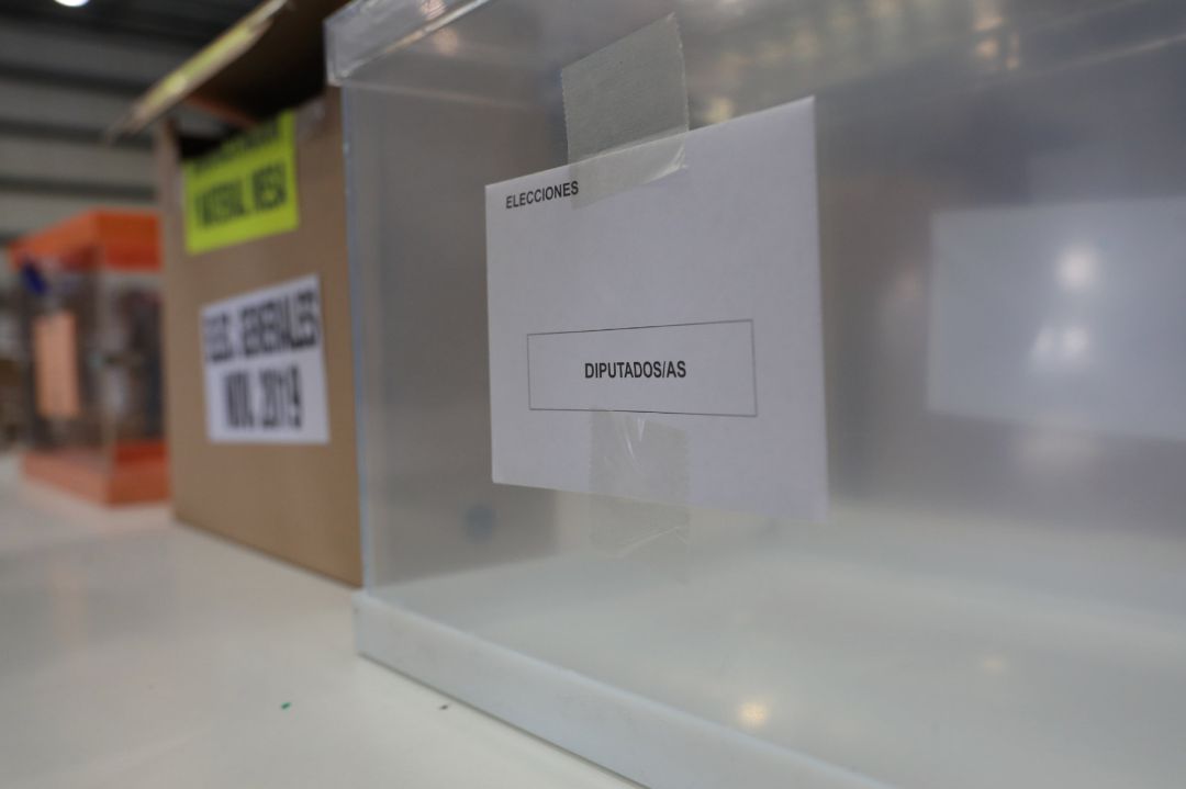 Urna de los diputados y diputadas en el centro logístico de las próximas elecciones generales del 10N. Urna de los diputados y diputadas en el centro logístico de las próximas elecciones generales del 10N.