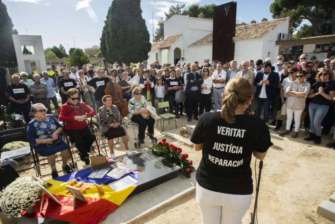 Homenaje en el cementerio de Paterna a los fusilados. Homenaje en el cementerio de Paterna a los fusilados.