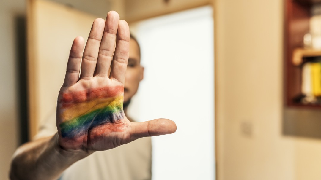 Denuncian un ataque homófobo