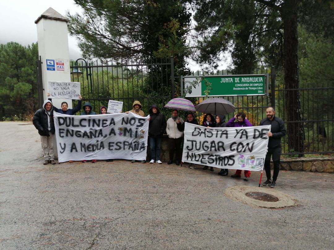Trabajadores concentrados a las puertas de la residencia. Trabajadores concentrados a las puertas de la residencia.