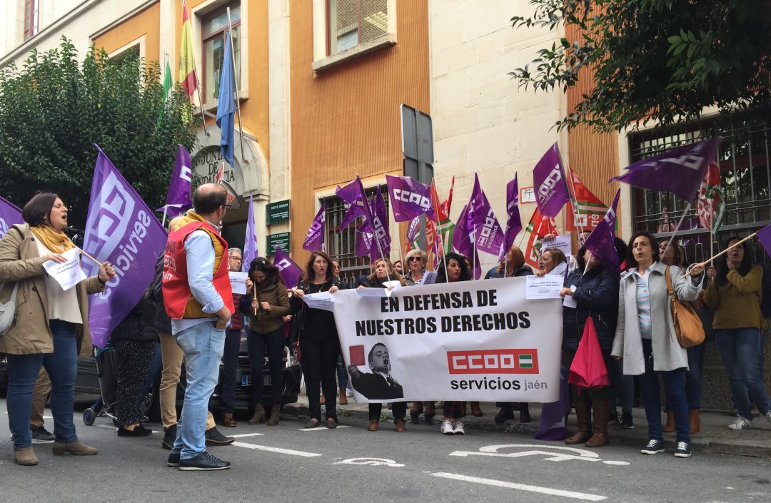 Concentración a las puertas de la delegación de educación de la Junta de Andalucía en Jaén Concentración a las puertas de la delegación de educación de la Junta de Andalucía en Jaén