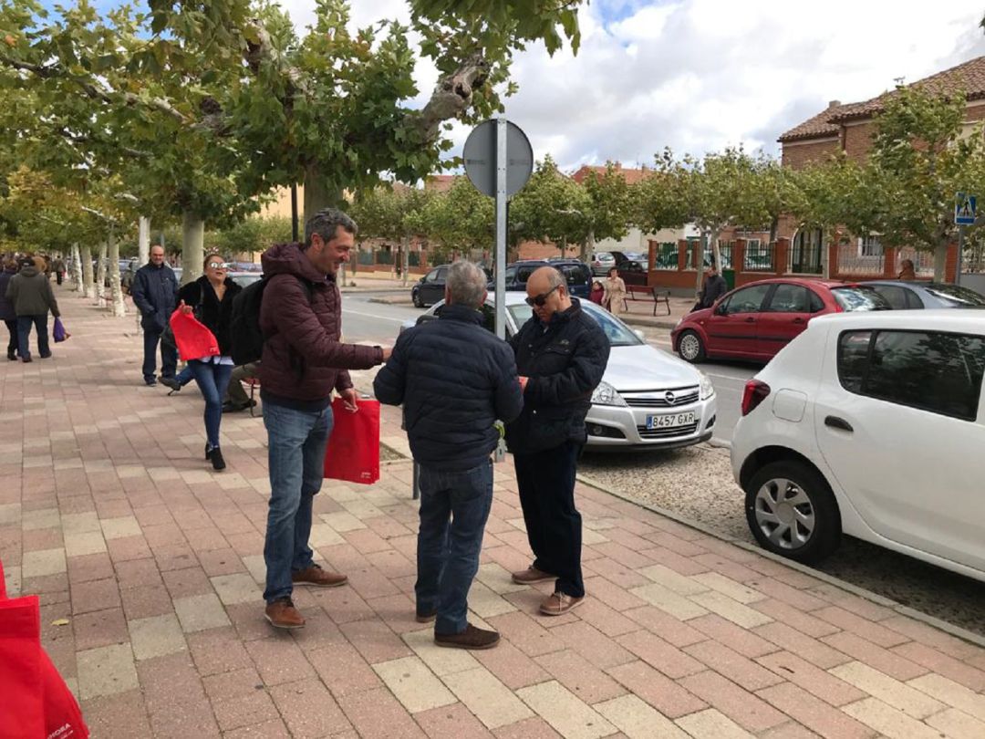 Manuel Escarda, secretario provincial de los socialistas, charlando con los vecinos de Medina del Campo Manuel Escarda, secretario provincial de los socialistas, charlando con los vecinos de Medina del Campo