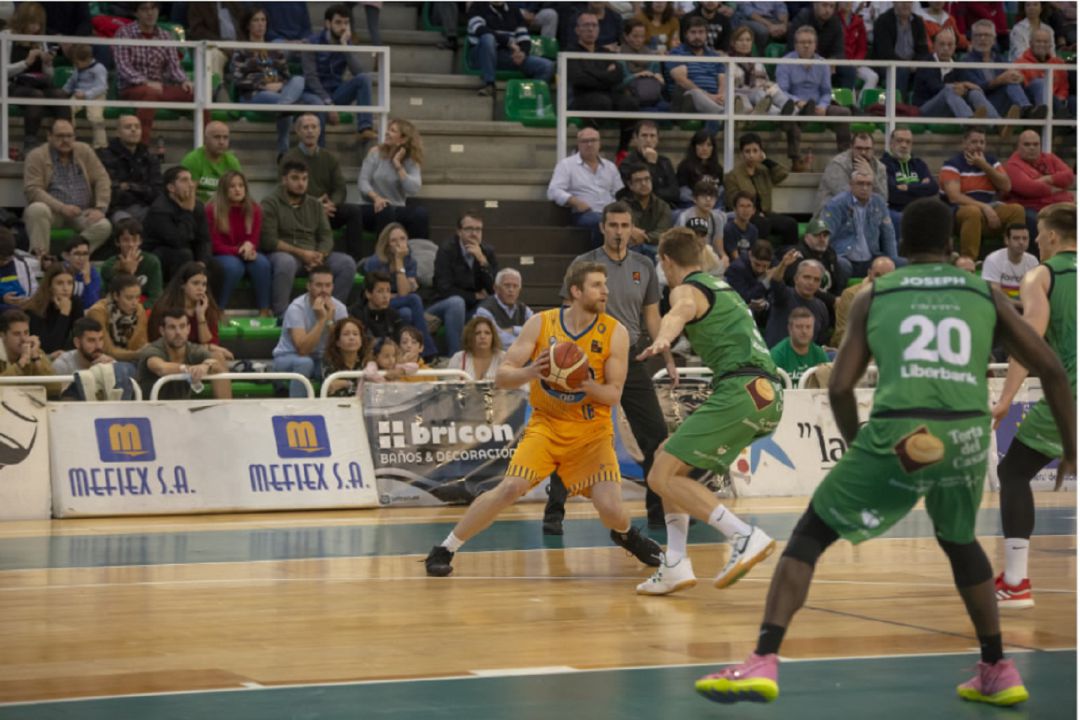 El Club Ourense Baloncesto volvió a la senda de la victoria, en la cancha del Cáceres 68-69 El Club Ourense Baloncesto volvió a la senda de la victoria, en la cancha del Cáceres 68-69