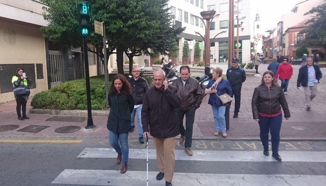 Una persona con discapacidad visual cruzando en el semáforo de la plaza de la Constitución de Getafe acompañado por la alcaldesa Una persona con discapacidad visual cruzando en el semáforo de la plaza de la Constitución de Getafe acompañado por la alcaldesa