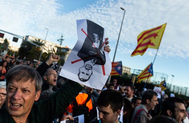 Centenares de personas se concentran en la avenida Diagonal de Barcelona, cerrada al tráfico desde primera hora de esta tarde, para protestar contra la visita del rey a la capital catalana. Centenares de personas se concentran en la avenida Diagonal de Barcelona, cerrada al tráfico desde primera hora de esta tarde, para protestar contra la visita del rey a la capital catalana.