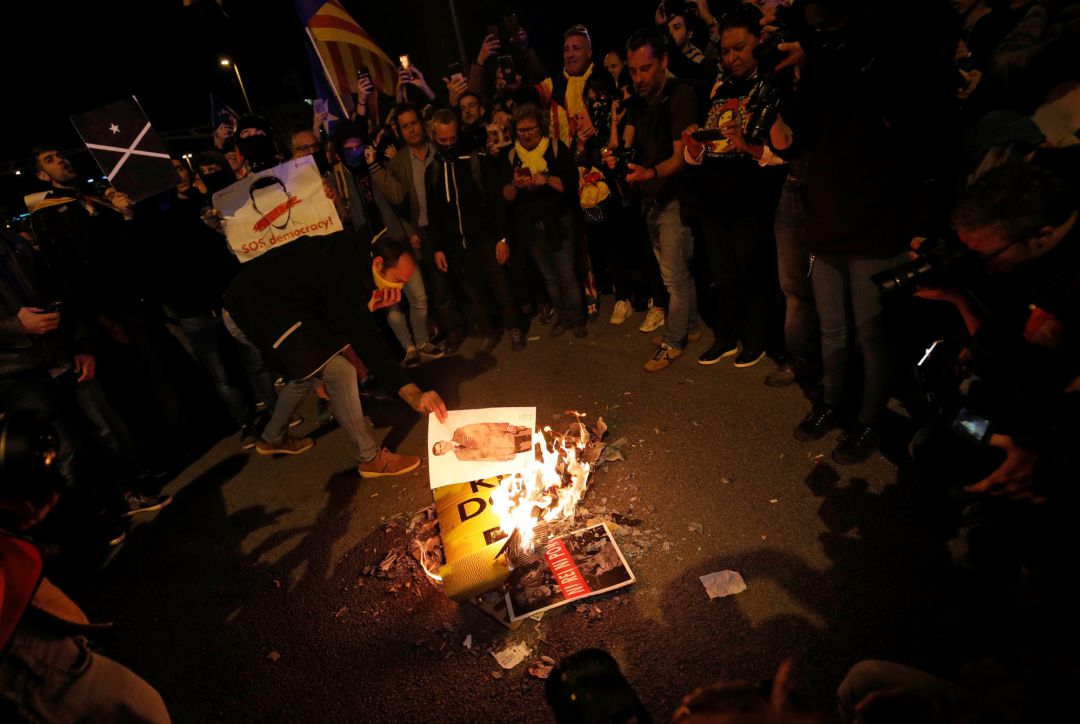 Los separatistas queman retratos del rey en la Diagonal de Barcelona Los separatistas queman retratos del rey en la Diagonal de Barcelona